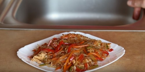 Салат с фунчозой и курицей