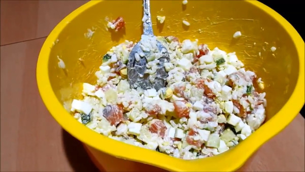 Тщательно перемешиваем нарезанные ингредиенты.